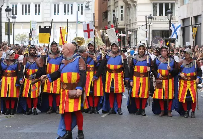 Los Moros y Cristianos desfilan en Valencia por el 9 d’Octubre