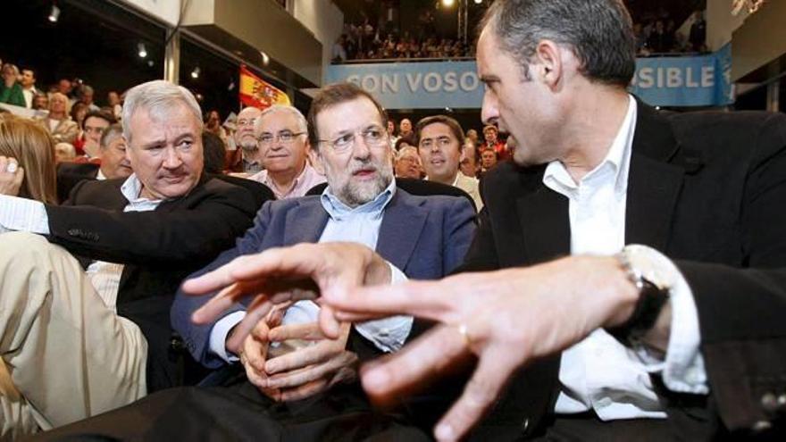 Mariano Rajoy, entre Ramón Luis Valcárcel y Francisco Camps, en el Centro de Congresos de Elche en 2008.