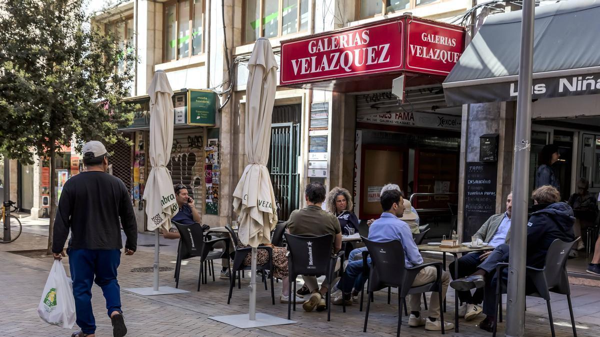 Terraza llena del Bar Las Niñas, que es uno de los dos únicos locales abiertos de las Galerías Velázquez.