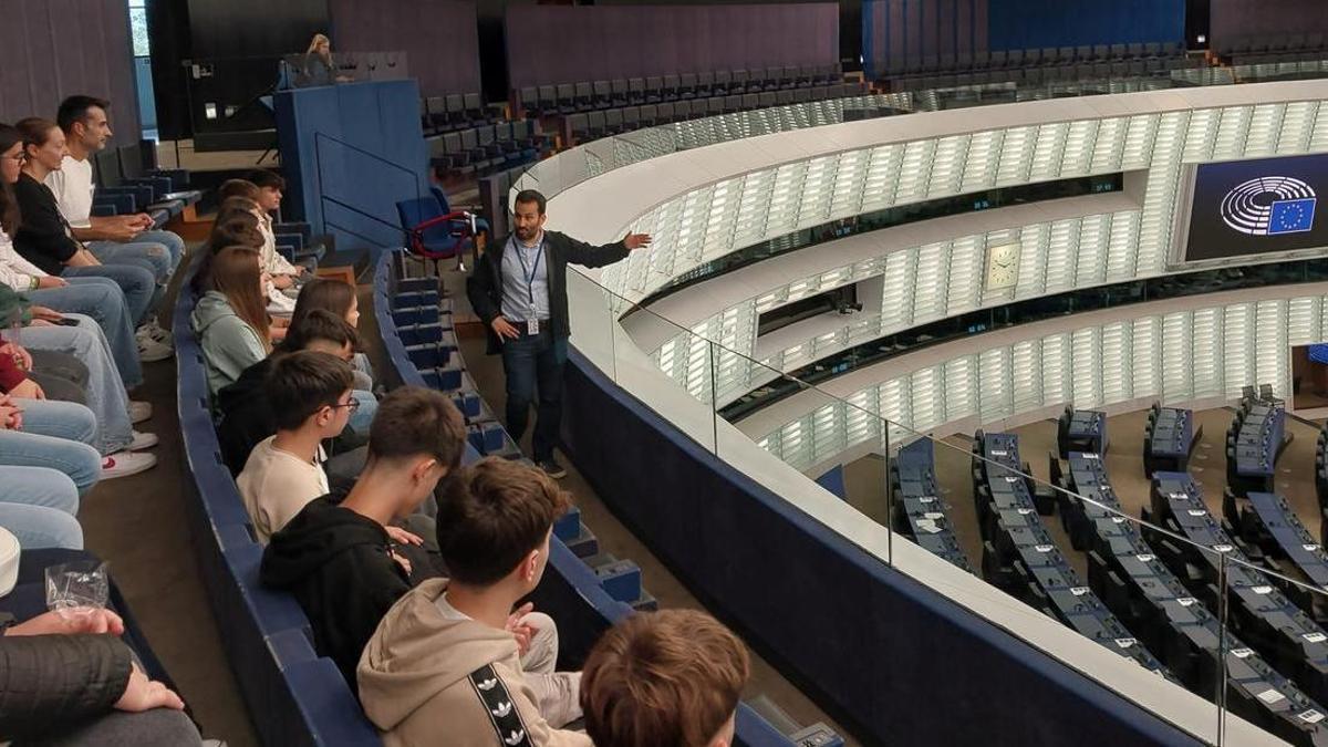 El eurodiputado Vicent Marzà muestra el Parlamento Europeo al alumnado del IES Porçons de Aielo de Malferit.