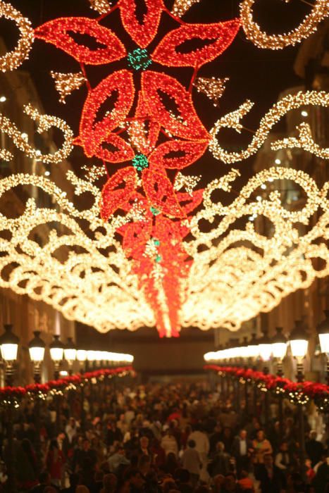 Las luces de Navidad de la calle Larios son actualmente un atractivo turístico de la ciudad por el espectáculo de luz y sonido que las acompañan desde hace ya algunos años, pero no siempre fue así...