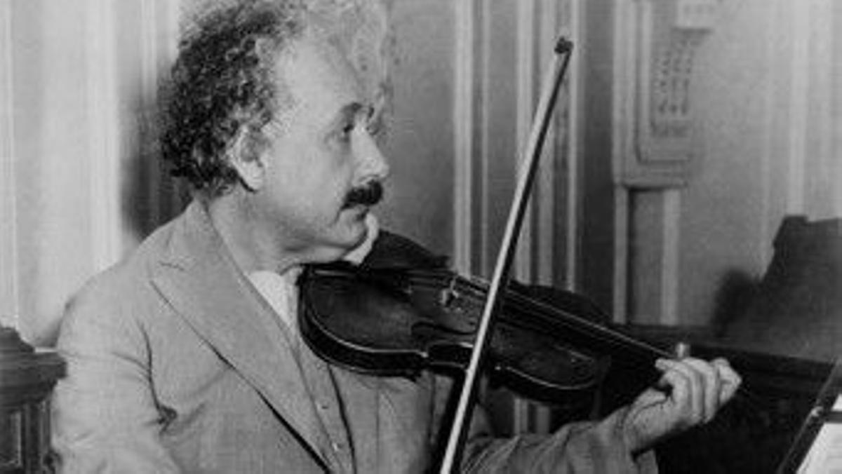 Albert Einsten toca el violín, en 1944