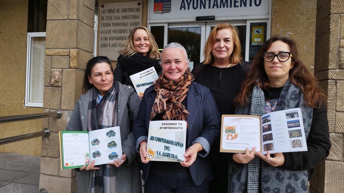 La alcaldesa de Llanera, Eva Pérez, en el centro de la imagen, con la edil de Educación (primera por la derecha en segunda fila), con algunas alumnas y la monitora del taller que han diseñado la guía.