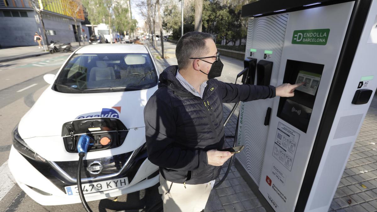 Uno de los puntos de recarga del Ayuntamiento de Barcelona para vehículos eléctricos.