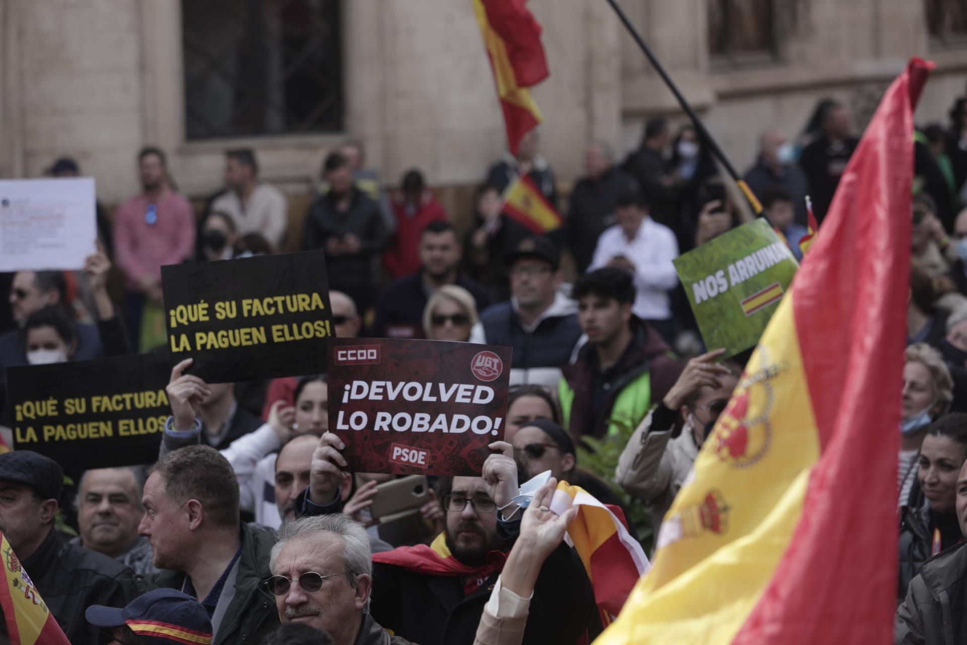Vox reúne a centenares de manifestantes en Cort contra la subida de precios