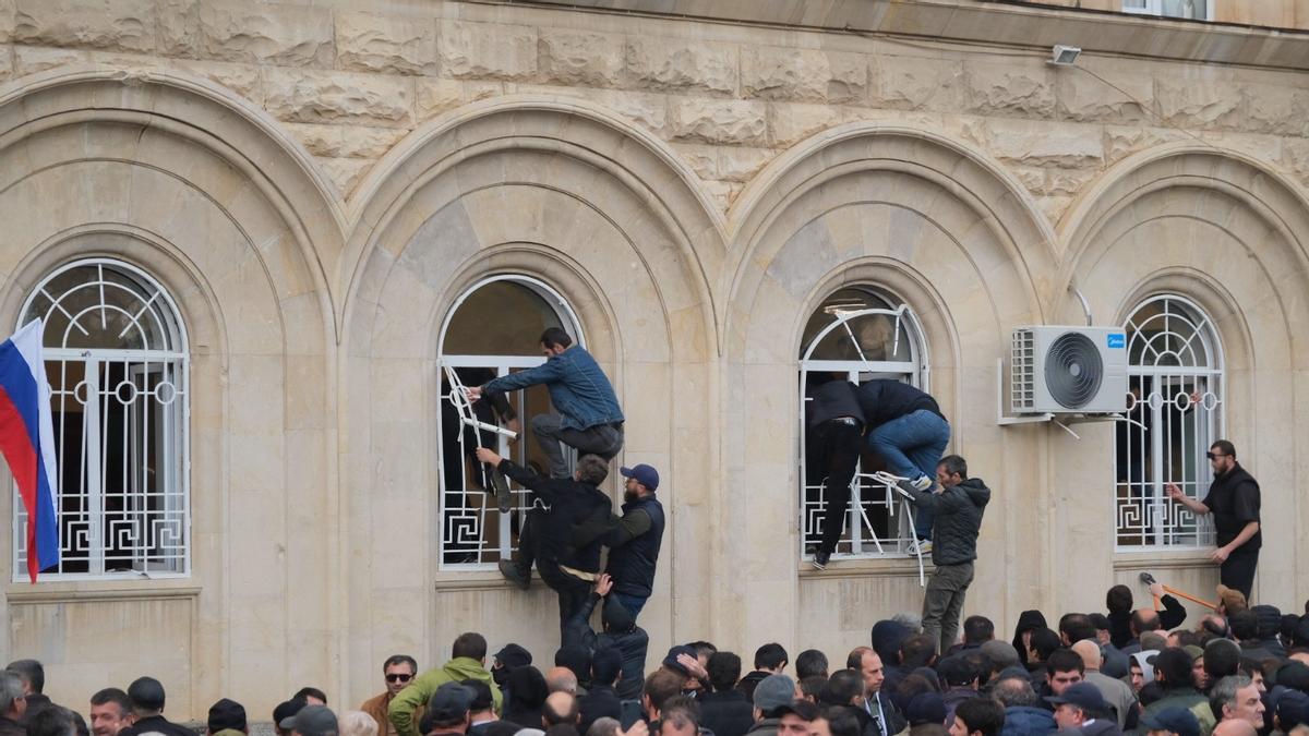 Abkhaz protesters continue to put pressure on President Bzhania Abkhaz protesters continue to put pressure on President Bzhania