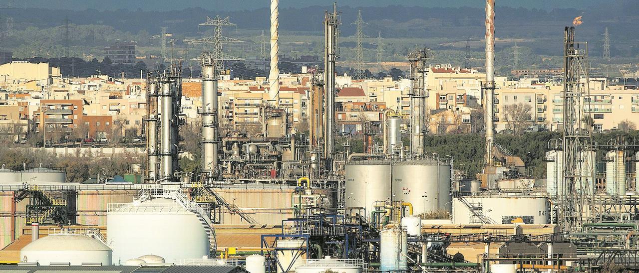 Petroquímica vista  desde Salou con  Tarragona al  fondo | Joan Revillas