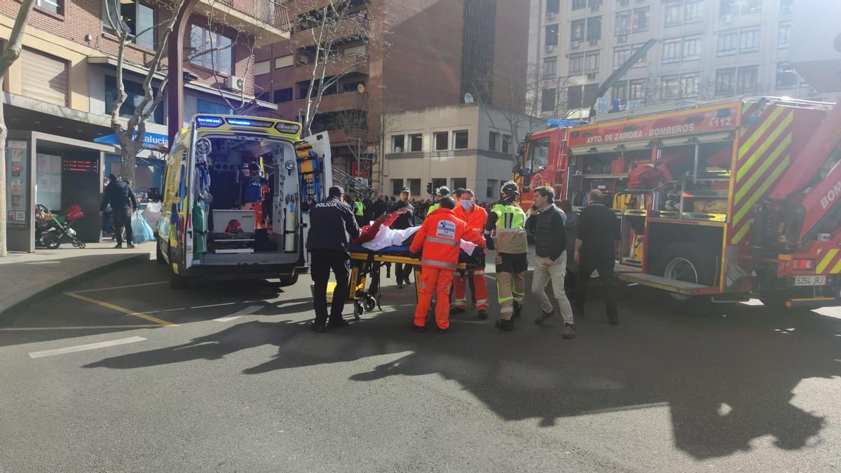 La ambulancia traslada a los heridos al Virgen de la Concha.