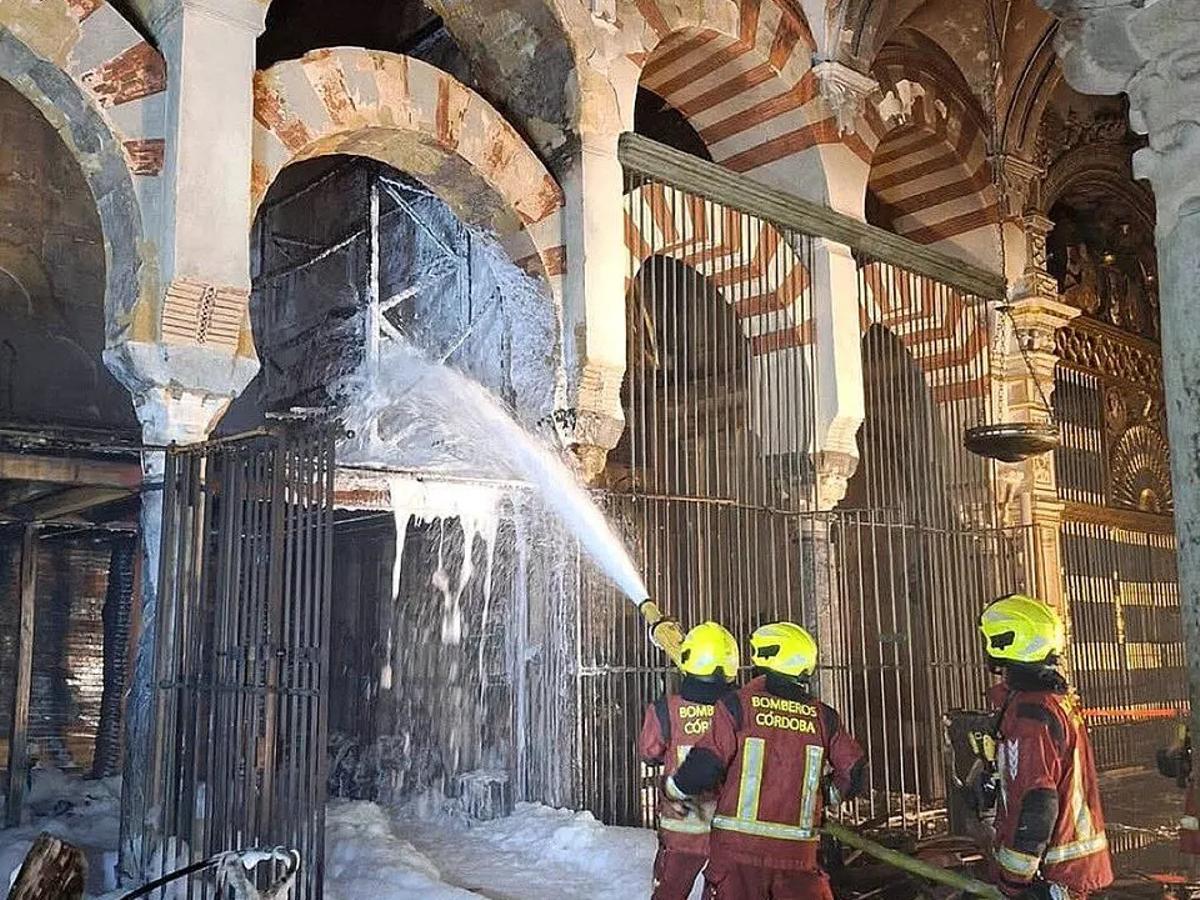 El incendio de la Mezquita-Catedral, en imágenes