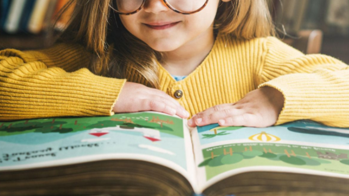 Una niña leyendo.