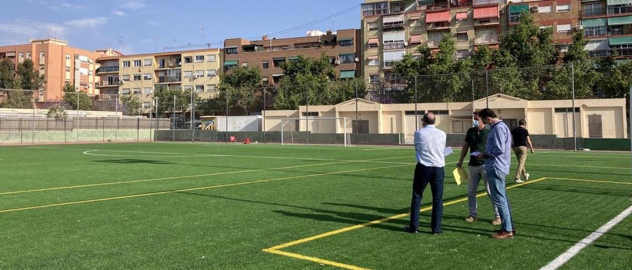 Técnicos sobre el campo de Babel