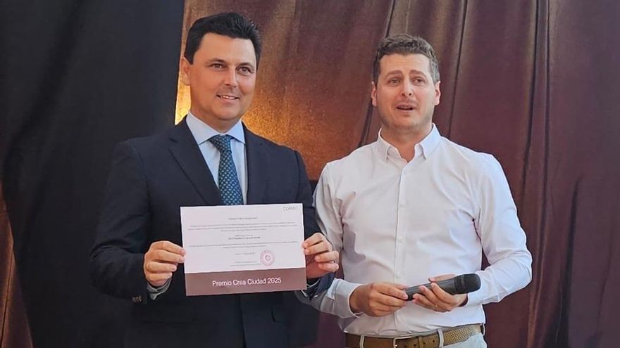 El alcalde de San Javier recoge el premio.
