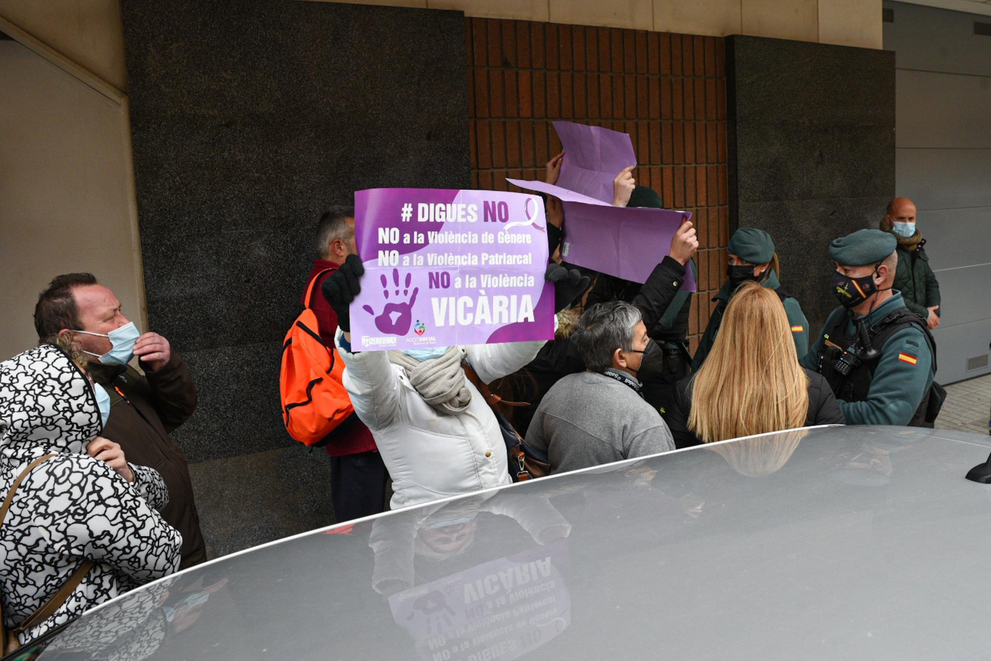 Un grupo de personas protesta frente a la Guardia Civil por el asesinato de un menor en Sueca (Valencia) a manos de su padre.