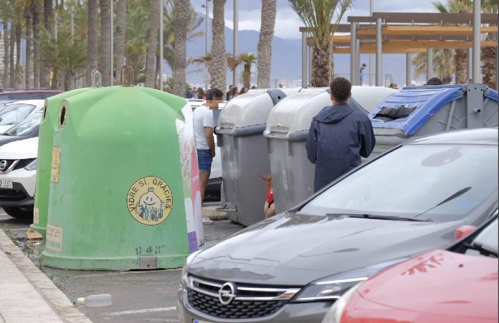 Miles de jóvenes celebran el botellón en la playa de San Juan