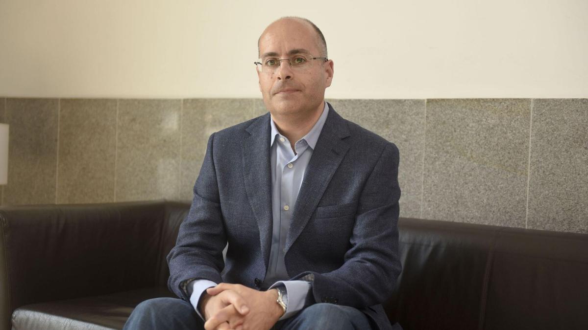 Jerónimo Pardo, jefe de Pediatría del Hospital de A Coruña: "Con la vacuna del VRS ha habido un descenso radical de las infecciones respiratorias graves en bebés"