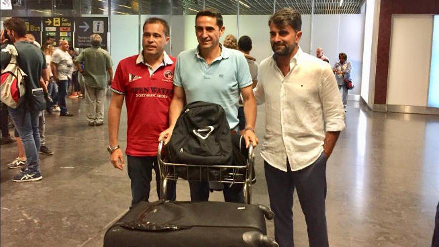 Manolo Jiménez, ayer, en el Aeropuerto de Gran Canaria.