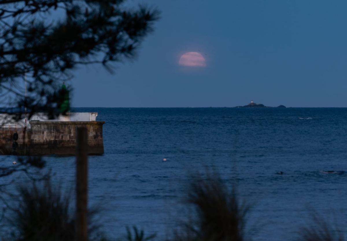 La luna rosa resplandece sobre Vigo