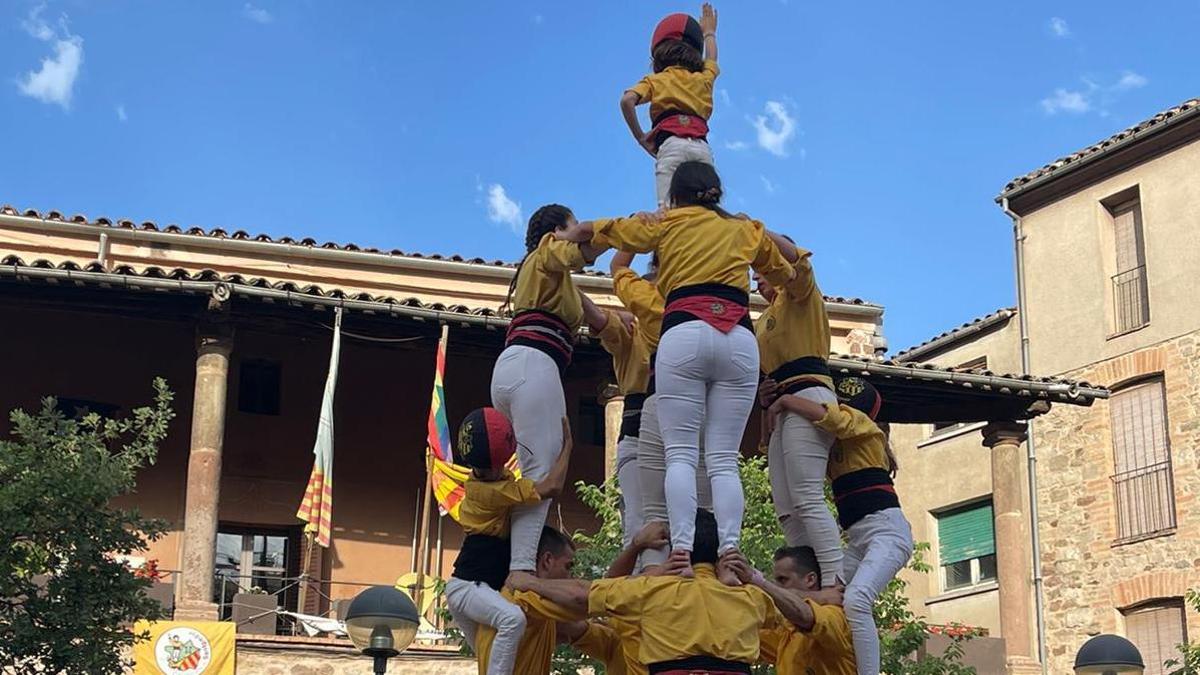 Actuació dels Castellers de Santpedor durant la seva diada