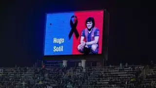 Emotivo minuto de silencio en memoria de Hugo Sotil