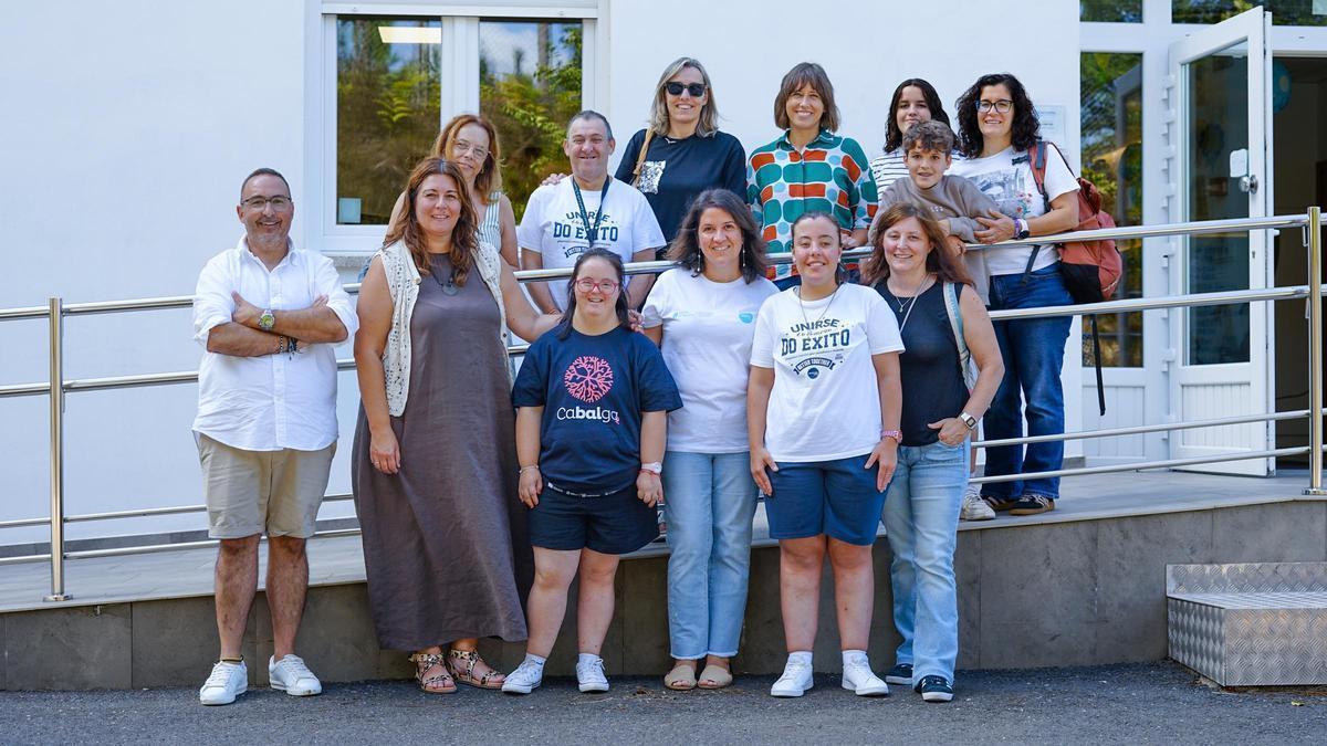 A directora xeral, segunda esquerda, coa comunidade de Amicos en Ribeira.