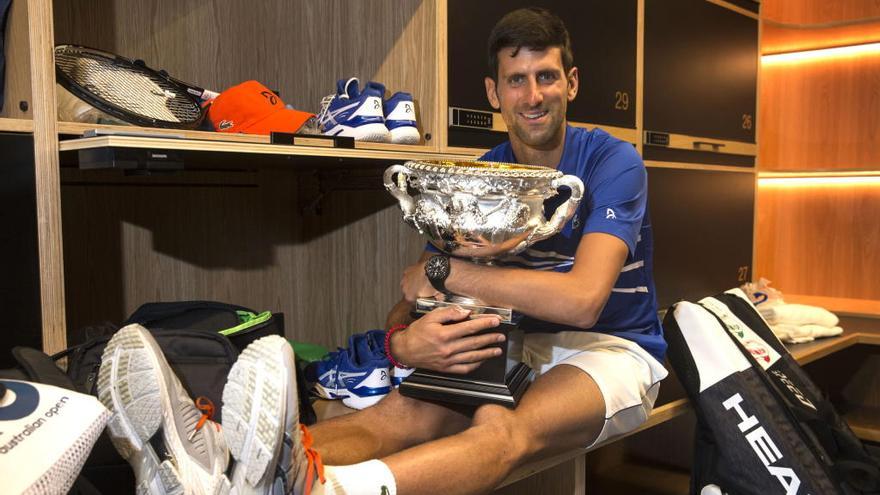 Djokovic, en el vestuario con su trofeo de campeón