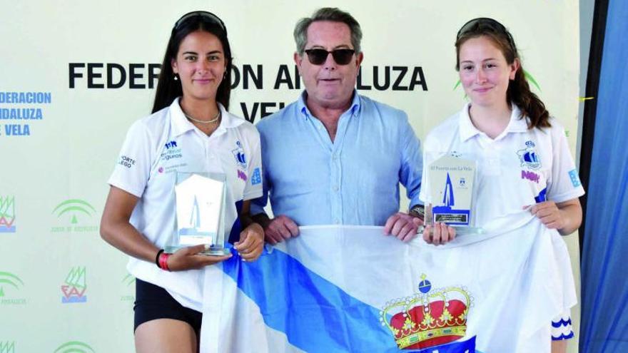 Stella Enríquez (i.) y María Núñez, con el presidente de la Federación Andaluza.