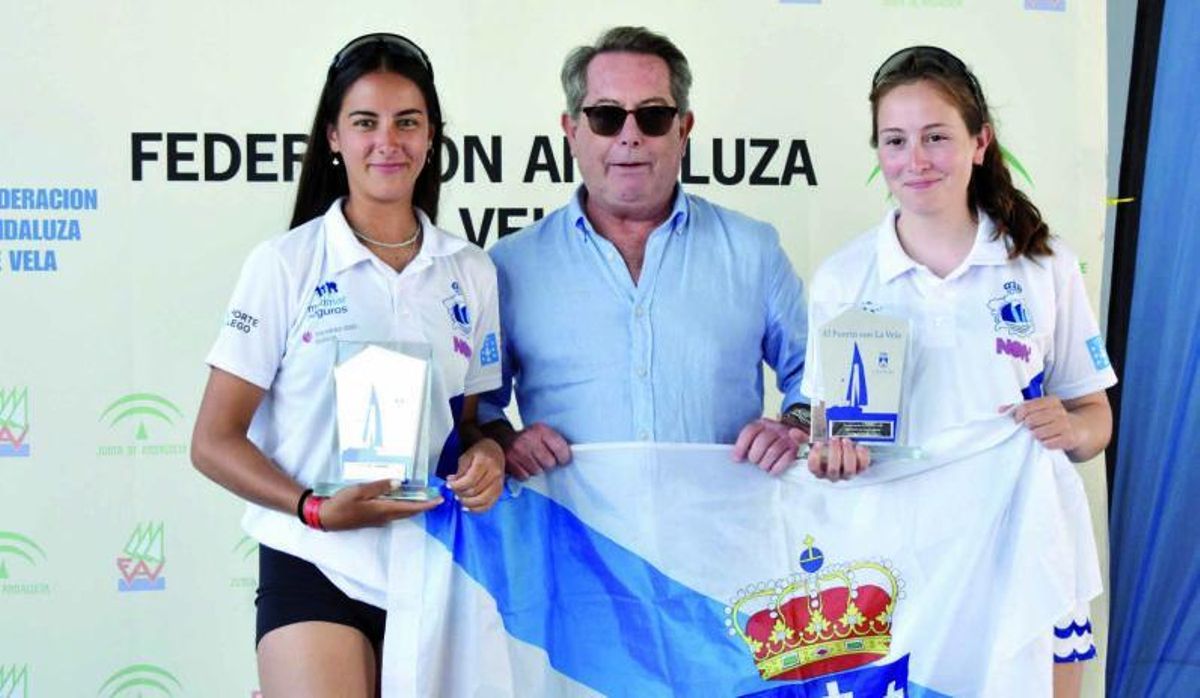 Stella Enríquez (i.) y María Núñez, con el presidente de la Federación Andaluza.