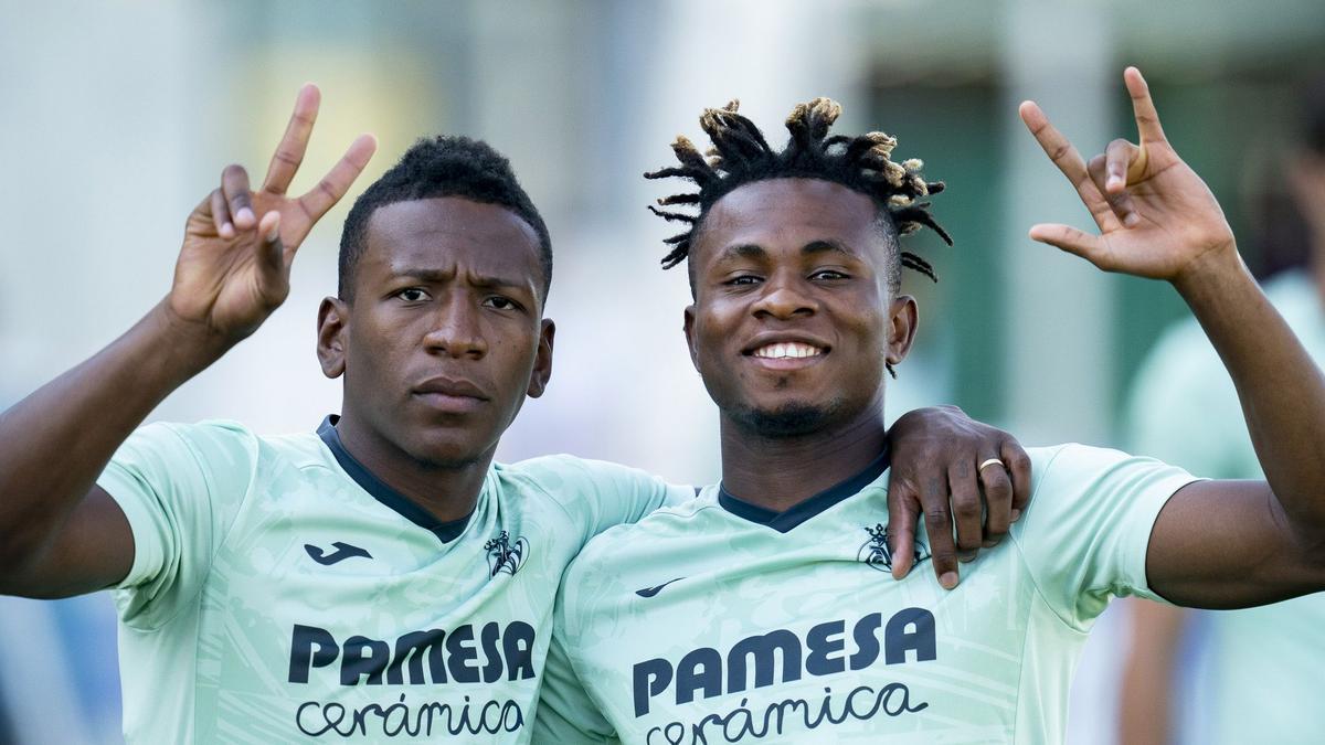 Pervis Estupiñán (i) se ha marchado al Brighton este verano y Samu Chukwueze (d) podría también salir rumbo a la Premier.