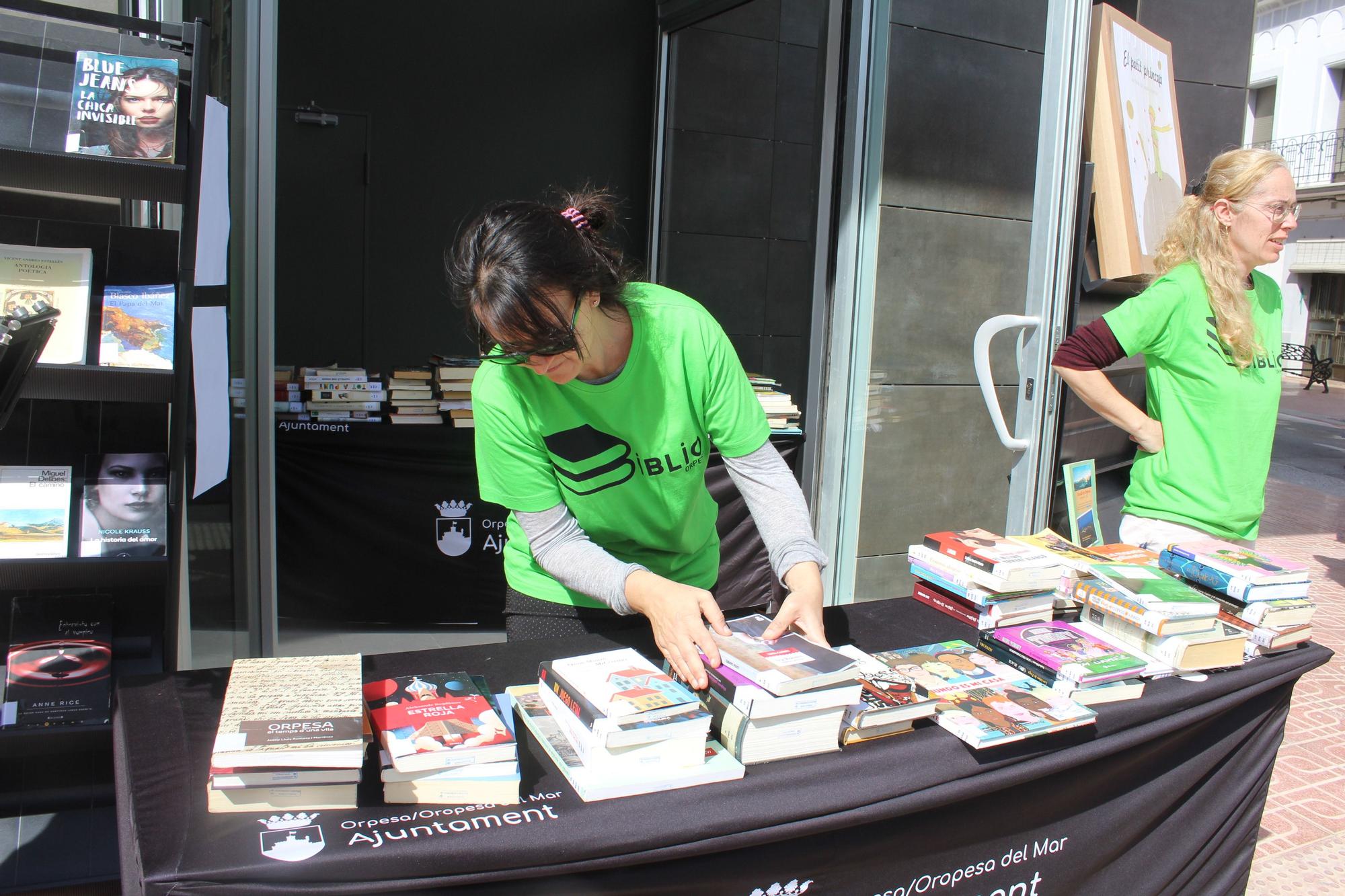 Cadena humana en Orpesa para trasladar libros a la nueva biblioteca