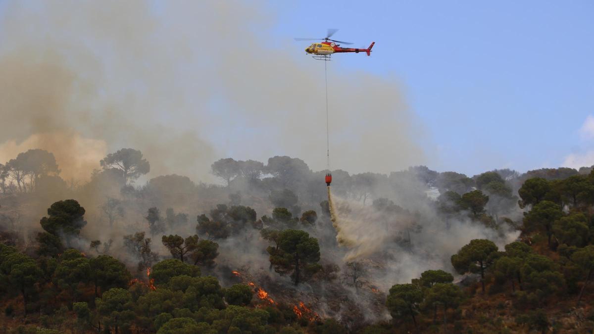Tasques d'extinció de l'incendi forestal de Castell d'Aro, el 2022