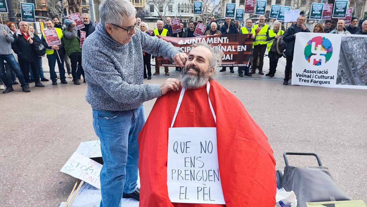 Los representantes vecinales pasaban por una improvisada barbería