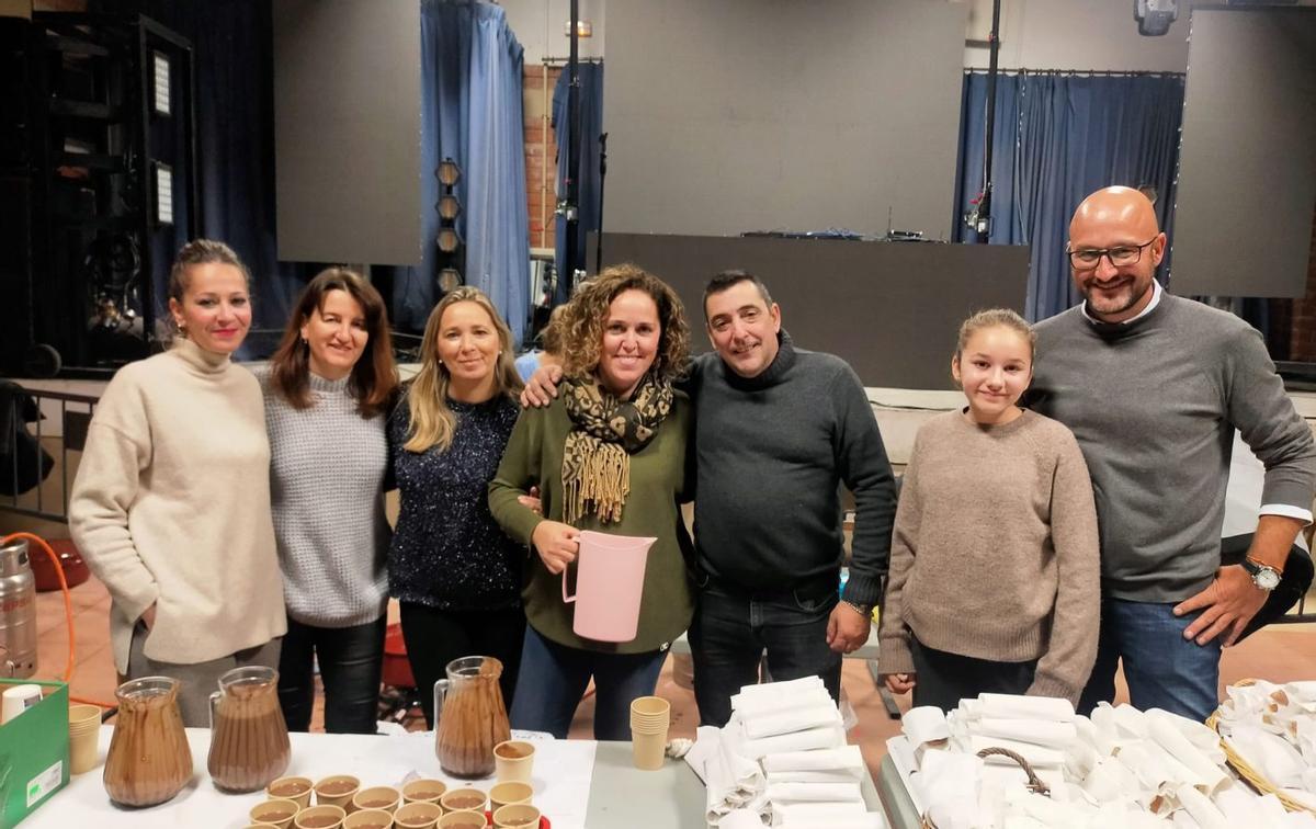 Los padres de los «Entrantes» de este año convidando a chocolate. | CH. S.