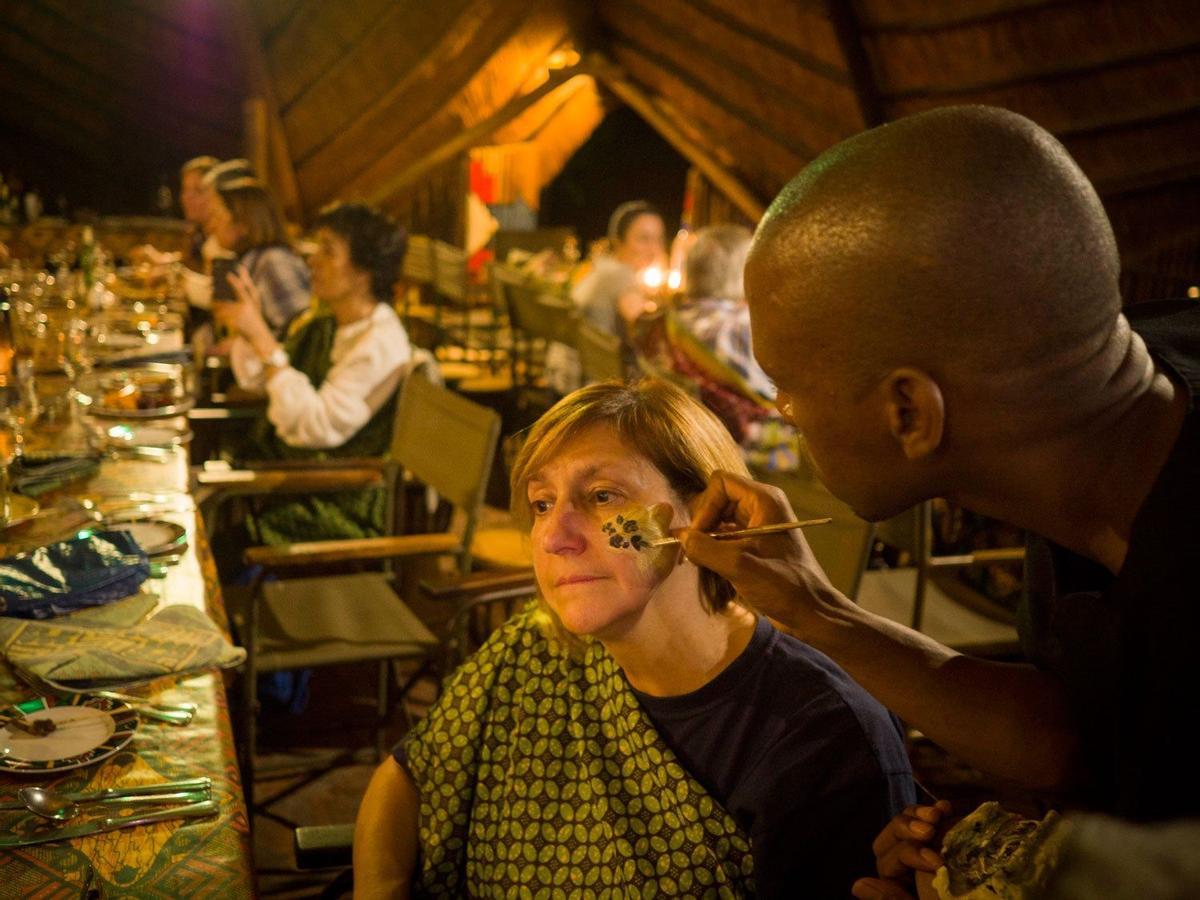 Cena en la boma del Victoria Falls Safari Lodge