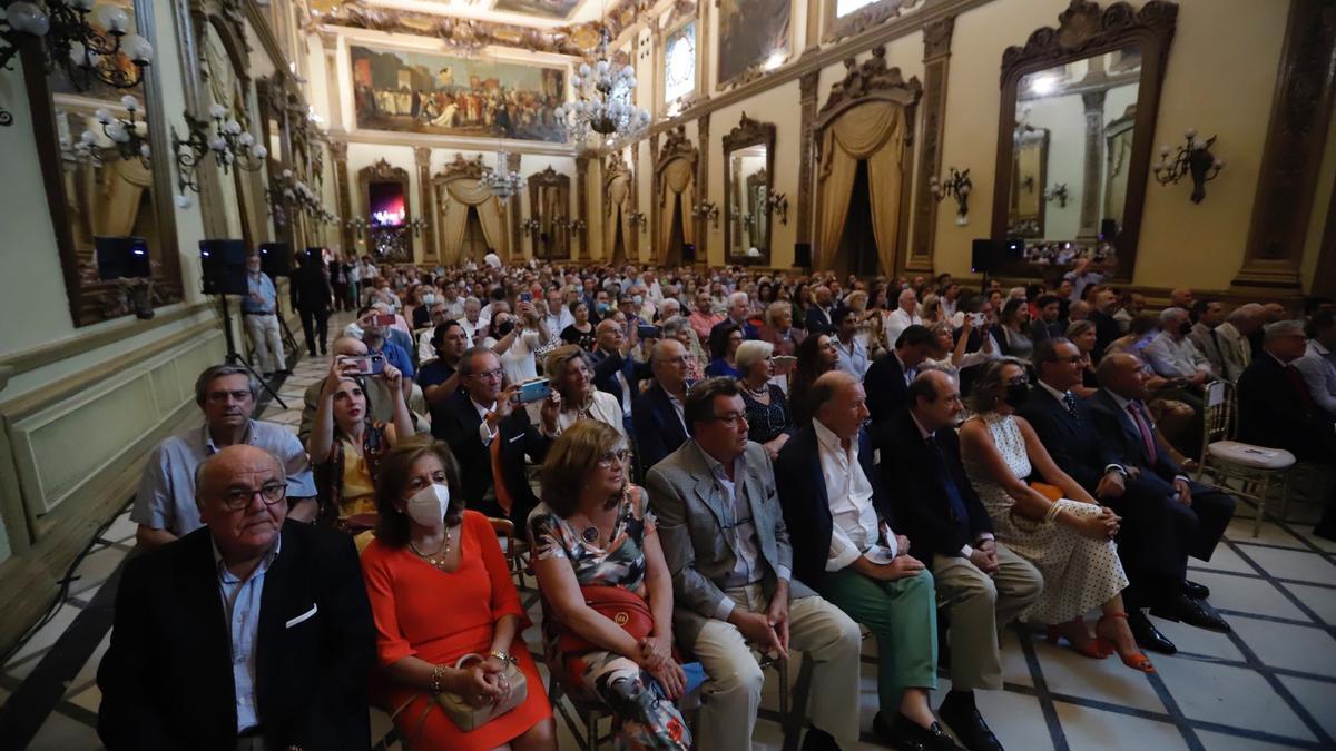 El salón Liceo del Real Círculo de la Amistad se ha llenado de público para asistir al pregón de la feria taurina de Córdoba.