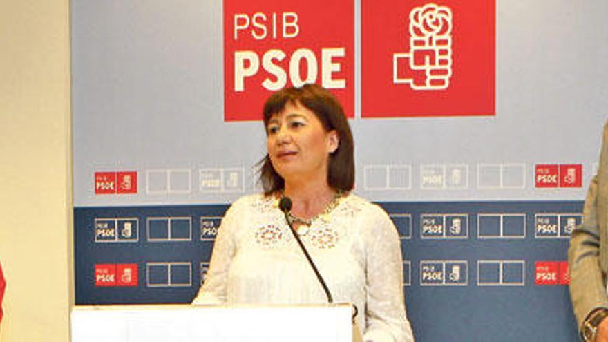 Aina Calvo y el secretario de Organización del PSOE, Óscar López, flanquean a la nueva candidata autonómica, Francina Armengol.