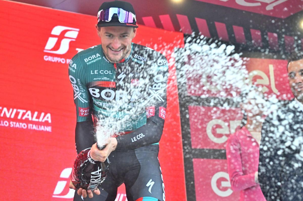 Cassano Magnago (Italy), 20/05/2023.- German rider Nico Denz of Bora - Hansgrohe team celebrates on the podium after winning the 14th stage of the 2023 Giro d’Italia cycling race over 194 km from Sierre to Cassano Magnago, Italy, 20 May 2023. (Ciclismo, Italia) EFE/EPA/LUCA ZENNARO