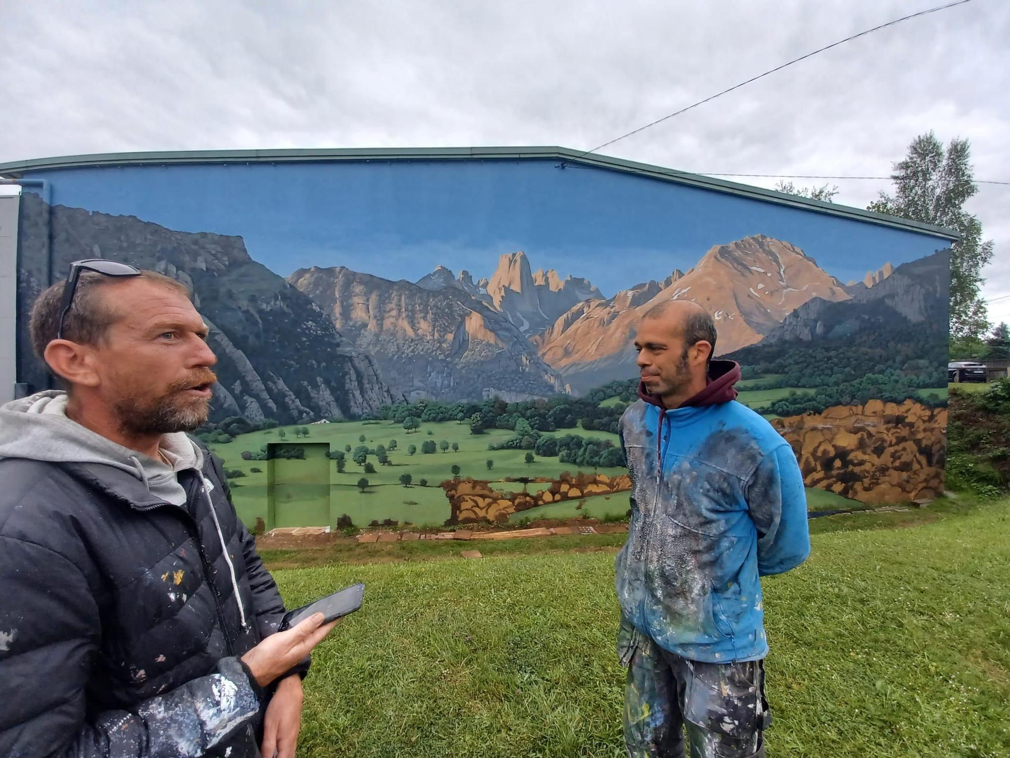 "La montaña viene a Siero": el concejo inaugura el grafiti gigante del pico Urriellu