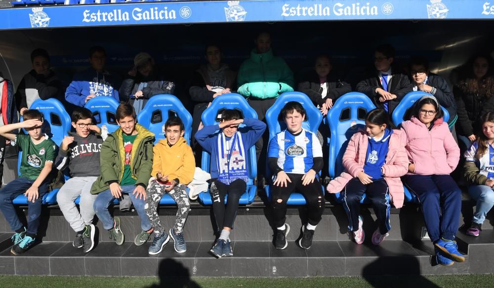 Alumnos del Curros Enríquez, de A Coruña, y el Juana de Vega, de Oleiros, viven la experiencia blanquiazul