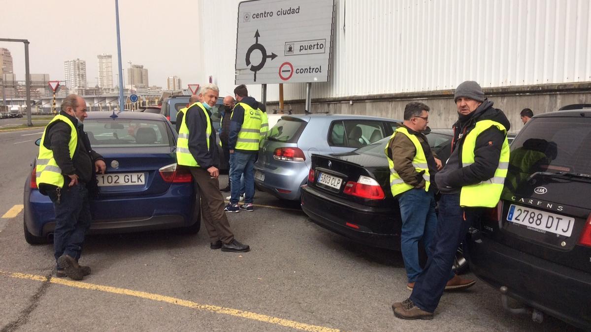 Algunos de los piquetes concentrados ayer en las cercanías del puerto de A Coruña.