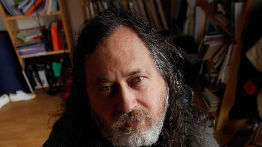 Richard Stallman, con su ordenador portátil, ayer, en Oviedo.