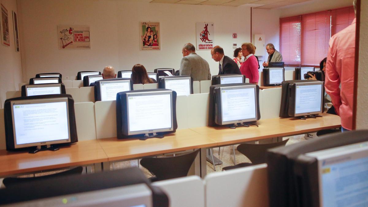 Sala de informática para hacer el examen teórico de conducir en Jefatura de Tráfico