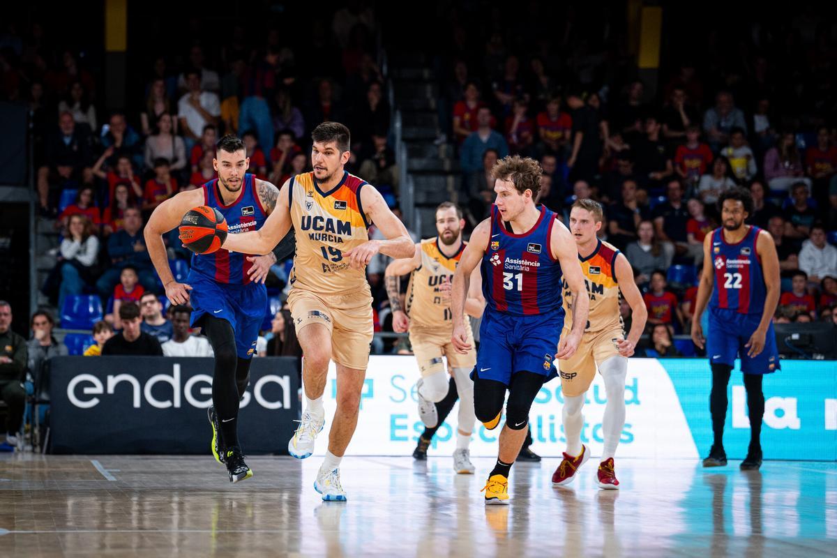 Marko Todorovic, del UCAM Murcia, conduciendo el balón durante el encuentro.