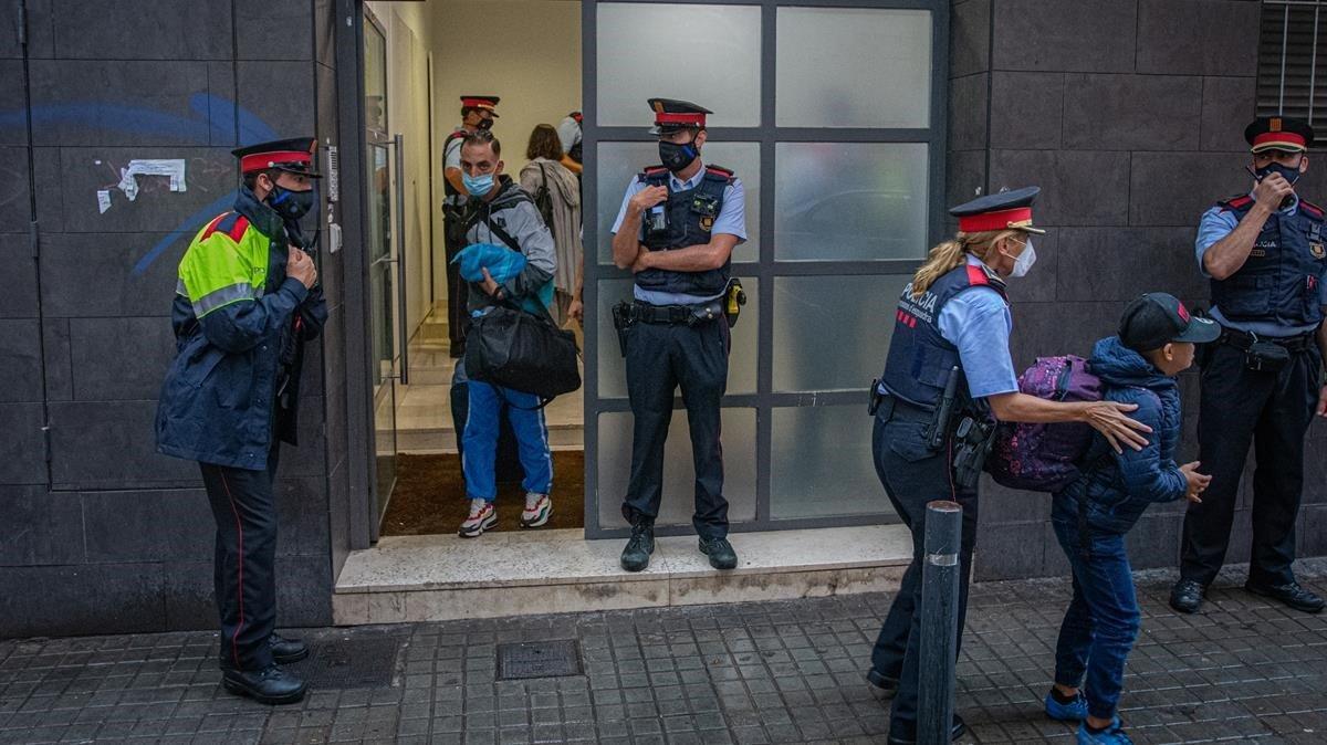 Un momento del desalojo de los inquilinos.