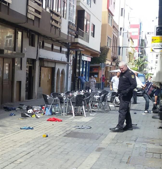 Un hombre tira sus enseres por el balcón