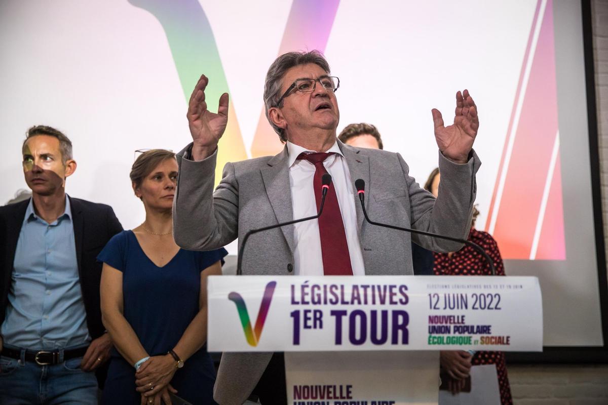 El líder de izquierdas francés Jean-Luc Melenchon interviene ante sus partidarios tras la primera vuelta de los comicios legislativos, este 12 de junio. EFE/EPA/CHRISTOPHE PETIT TESSON