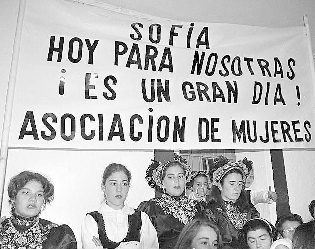 Las mujeres, con su pancarta.