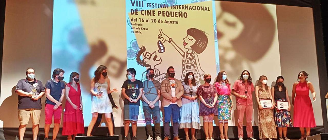 Foto de familia de los premiados en el Festival de Cine Pequeño de Aspe