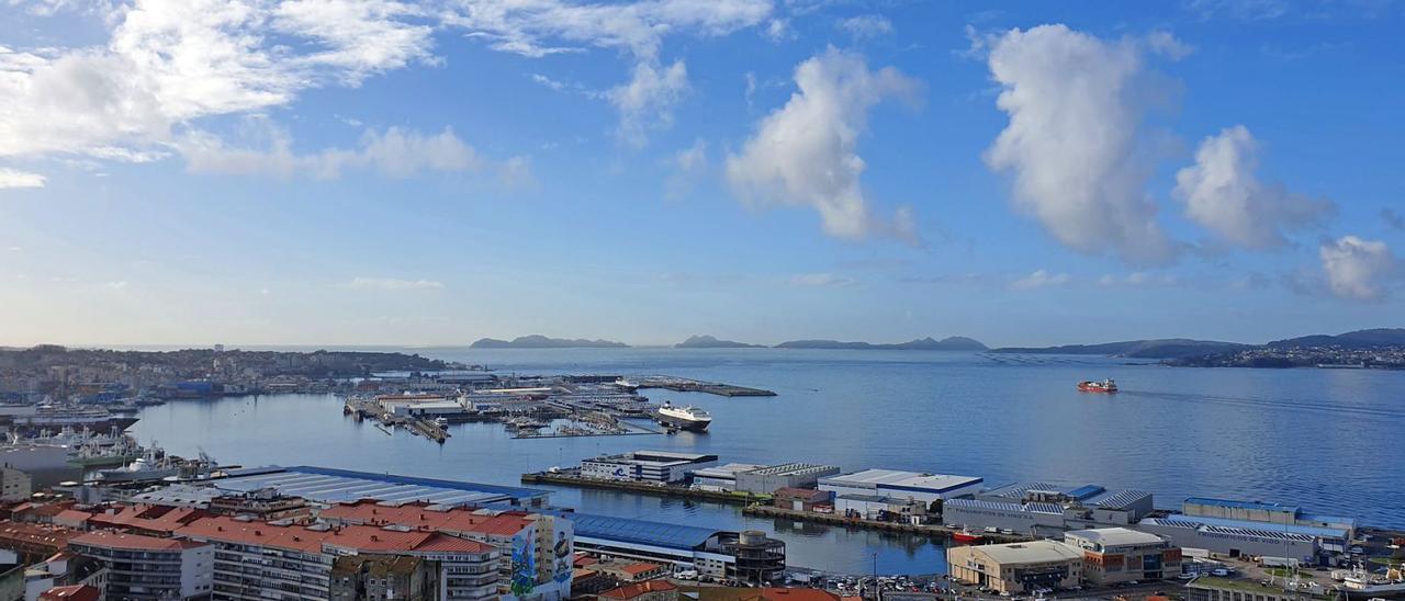 Vista panorámica del Puerto de Vigo.   / MARTA G. BREA