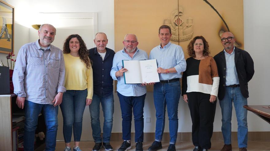 Amics de la Costera entrega a Xàtiva el primer número de la edición especial del Collar de la Coloma