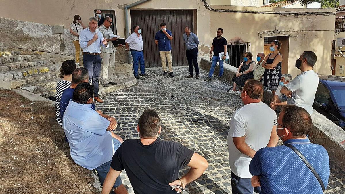 Una reunión del alcalde, David González, con vecinos del núcleo antiguo de Oliva. | LEVANTE-EMV